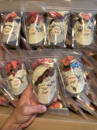 Naše kaše sú láska na prvý pohľad 😍 a tá chuť 😋 doskladnili sme všetkých 7 príchutí☺️ Tak objednávaj kaše sa rýchlo míňajú...